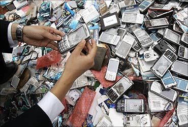 Etisalat to block fake mobiles from January 2012