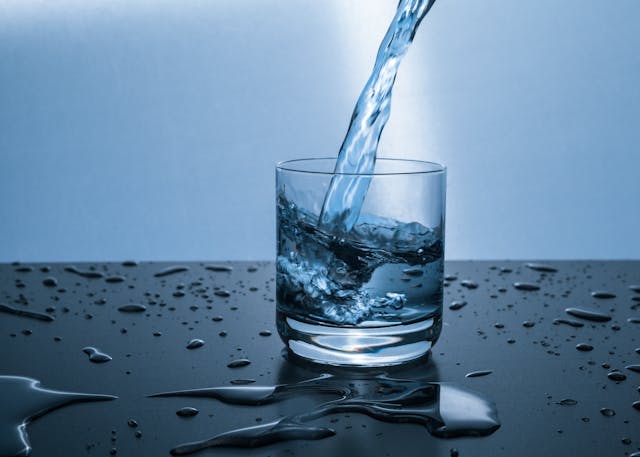 Fluid pouring in pint glass